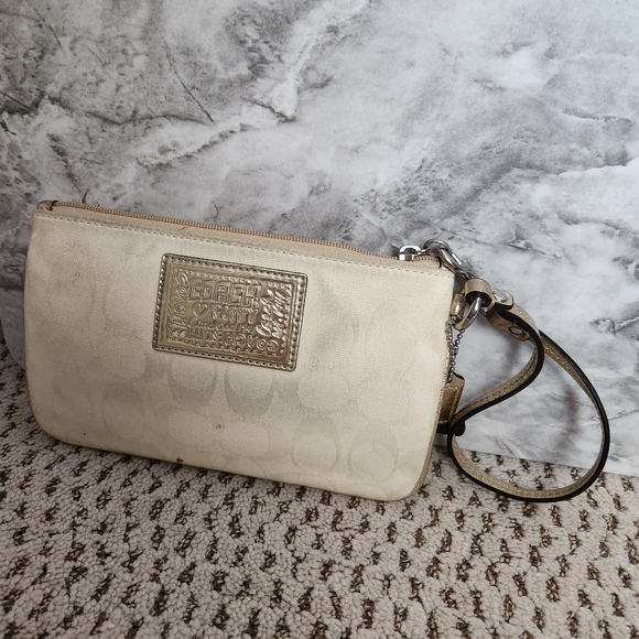 Coach Poppy "Made For Me By Coach's Gold Wristlet - Picture 4 of 6